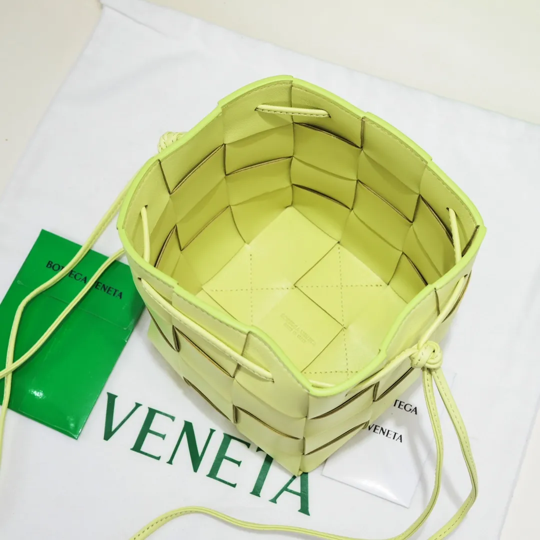 Large lemon yellow 🔻Bottega veneta* new woven small bucket bag latest series # The square bag shape is matched with classic woven elements, drawstring design, minimalism, and has a very large capacity. Every color is beautiful, it is simple and elegant but has a cool style. It can be used by both men and women, and the upper body is fashionable and classy! Style number: 6612# Large size; 19cm